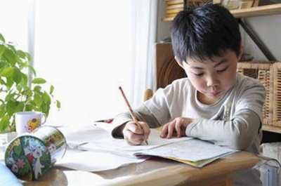 Khen con thông minh là gây hại cho trẻ?