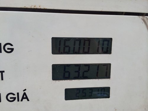 Hà Nội: Nhân viên cây xăng bị tát vì đổ '56 lít cho xe 50 lít'