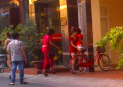 Lập phố &quot;đèn đỏ&quot; để quản lý cả công chức thích... &quot;dịch vụ ấy&quot;