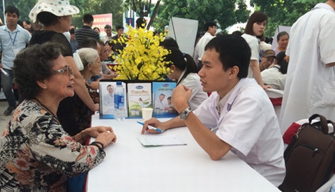BS đang tư vấn về chế độ dinh dưỡng cho người tham gia sự kiện