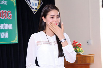 Hoa hậu Phạm Hương bật khóc nhớ về tuổi thơ gian khó