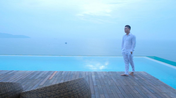 Vũ Duy Khánh leo lên đỉnh bảng xếp hạng âm nhạc nhờ... vợ