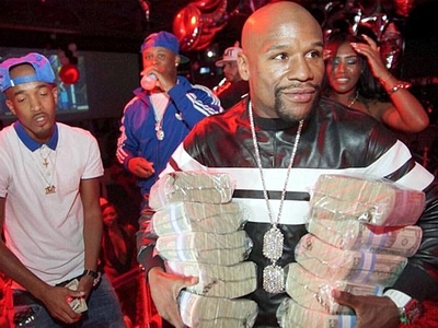 Mayweather ôm 10 cọc tiền tới quán bar vui chơi!