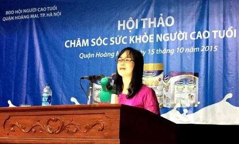 Bà Nguyễn Minh Tâm – Giám Đốc chi nhánh Hà Nội, Vinamilk giới thiệu các hoạt động của công ty với người tiêu dùng tại Hà Nội