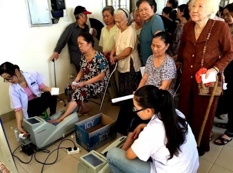 Vinamilk tổ chức đo loãng xương cho người cao tuổi tại TP.HCM và Hà Nội giúp người cao tuổi phát hiện và phòng ngừa loãng xương