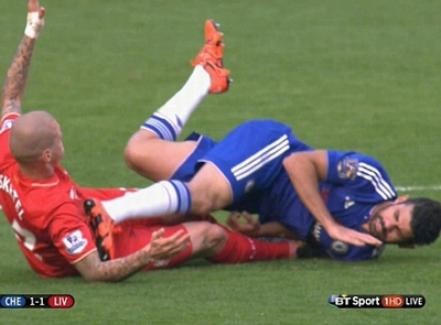 Diego Costa trả giá vì cú đạp vào ngực Skrtel