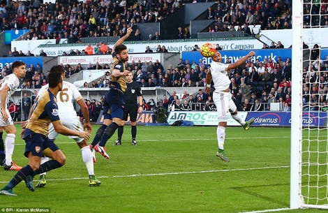 Giroud đánh đầu mở tỉ số cho Arsenal