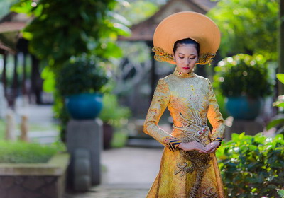 Cận cảnh trang phục dân tộc thêu tay kỳ công của Thúy Vân