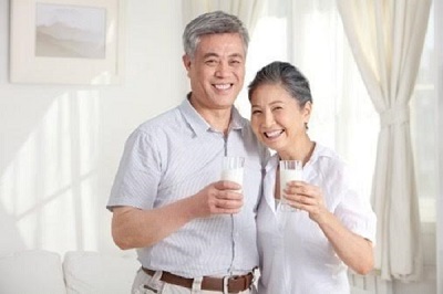 Chọn sữa tươi cho người già