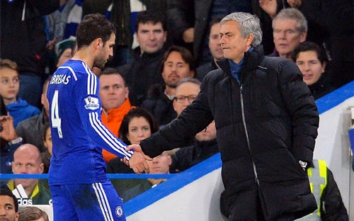 Fabregas đang ngấm ngầm chống đối ông thày Mourinho