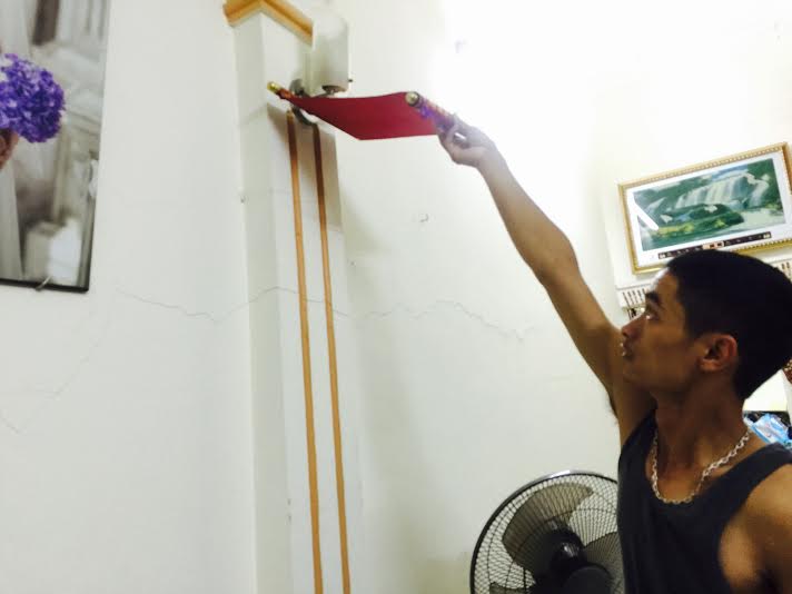 Tường nhà bà Dung bị nứt