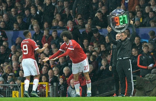 Quyết định thay người của ông Van Gaal bị CĐV la ó