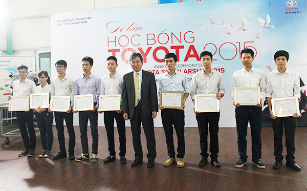 Năm nay, tổng 115 suất học bổng được trao, tổng trị giá gần 700 triệu đồng. 