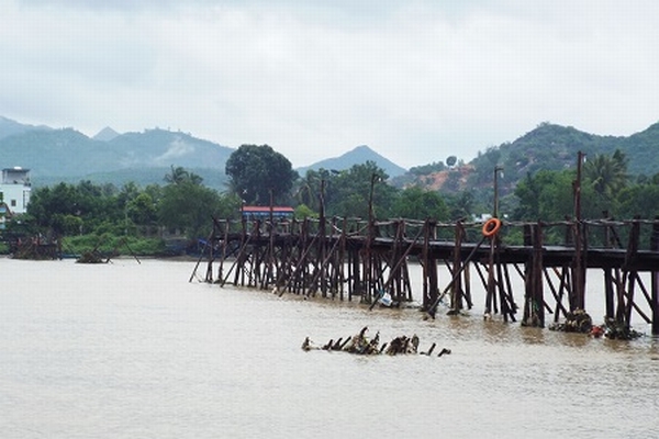 Khánh Hòa đang có mưa lớn trong những ngày qua, gây nhiều thiệt hại về người.
