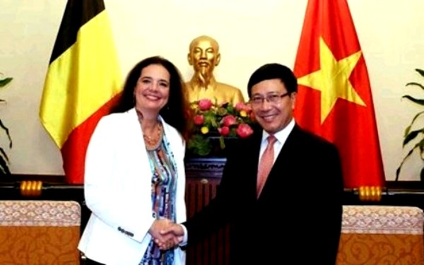 Phó Thủ tướng, Bộ trưởng Ngoại giao Phạm Bình Minh tiếp đón Chủ tịch Thượng viện Bỉ Christine Defraigne. (Ảnh: TTXVN). ------------ Xem thêm: Phó Thủ tướng Phạm Bình Minh tiếp Chủ tịch Thượng viện Bỉ, http://vietbao.vn/Chinh-Tri/Pho-Thu-tuong-Pham-Binh-Minh-tiep-Chu-tich-Thuong-vien-Bi/181447298/96/ Tin nhanh Việt Nam ra thế giới vietbao.vn