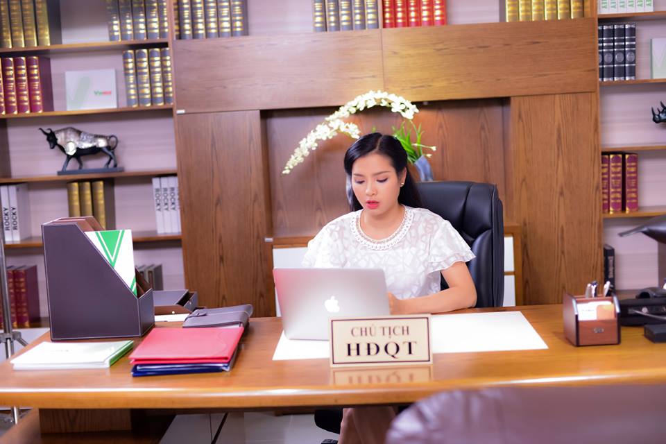 Khi lớn lên, Ngọc Hân có phần tài giỏi và thông minh trong niềm đang mê ngành nghề kiến trúc sư của mình, hơn hẳn cô em gái Thiên Lam. Vì vậy cô đã được ông Quốc Trường tin tưởng giao công ty lại trước khi ông rơi vào cơn bất tỉnh với những cú sốc thất bại của công ty. Cũng từ lúc này, cô bắt đầu lộ diện chân tướng bên người mẹ mất tích năm xưa trong vai trò là những kẻ thù không đội trời chung với gia đình ông Quốc Trường và Thanh Phong.
