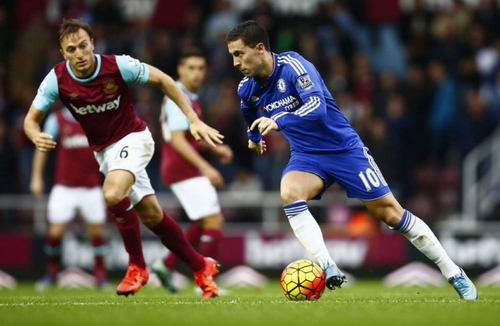 Hazard (phải) là mục tiêu theo đuổi của nhiều đội bóng lớn