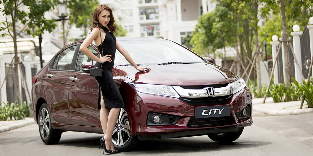 Siêu mẫu Việt gợi cảm bên Honda City 2016