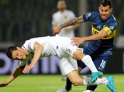 Tevez dính chấn thương, hàng công Argentina vỡ nát