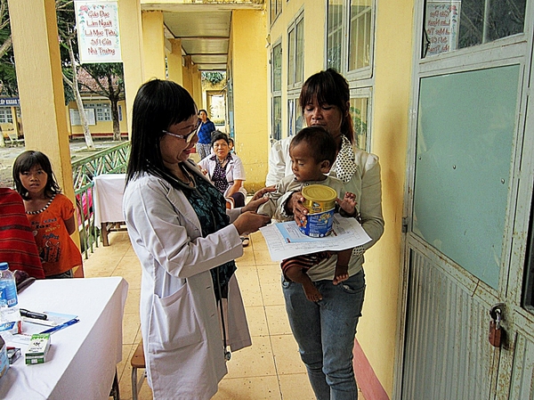 Bác sĩ Vinamilk trao quà tặng cho bé suy dinh dưỡng độ 2, tại điểm khám ngay khi khám và tư vấn cho   bé và mẹ.