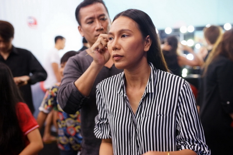 Trong đêm diễn này, huấn luyện viên Khánh Ngọc sẽ hóa thân thành người mẹ cơ cực, dãi dầu mưa nắng để diễn phụ họa cho cậu học trò nhí. 
