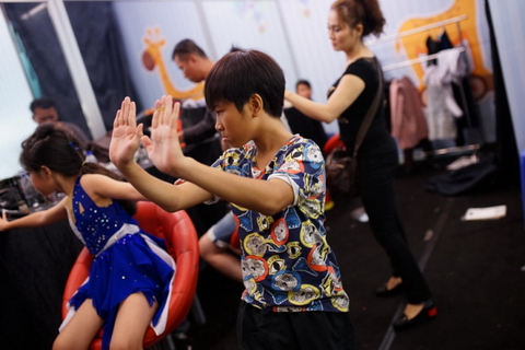 Gia Quý chia sẻ: “Có lúc con định goi điện hỏi thăm anh Hoài Lâm để tự tin hơn trong màn hóa trang. Nhưng rồi con nghĩ mình sẽ làm cho anh ấy bất ngờ thì hay hơn. Tuy nhiên, nếu như tiết mục này không được giống với tiết mục gốc như mong đợi thì con mong anh Hoài Lâm đừng thất vọng. Con chỉ thấy vui nhất là mình được có cơ hội làm anh Gạo thôi. Mà con chỉ thích thấy anh Lâm trong những bộ bà ba dân dã thôi nên đã chọn bài hát này”.