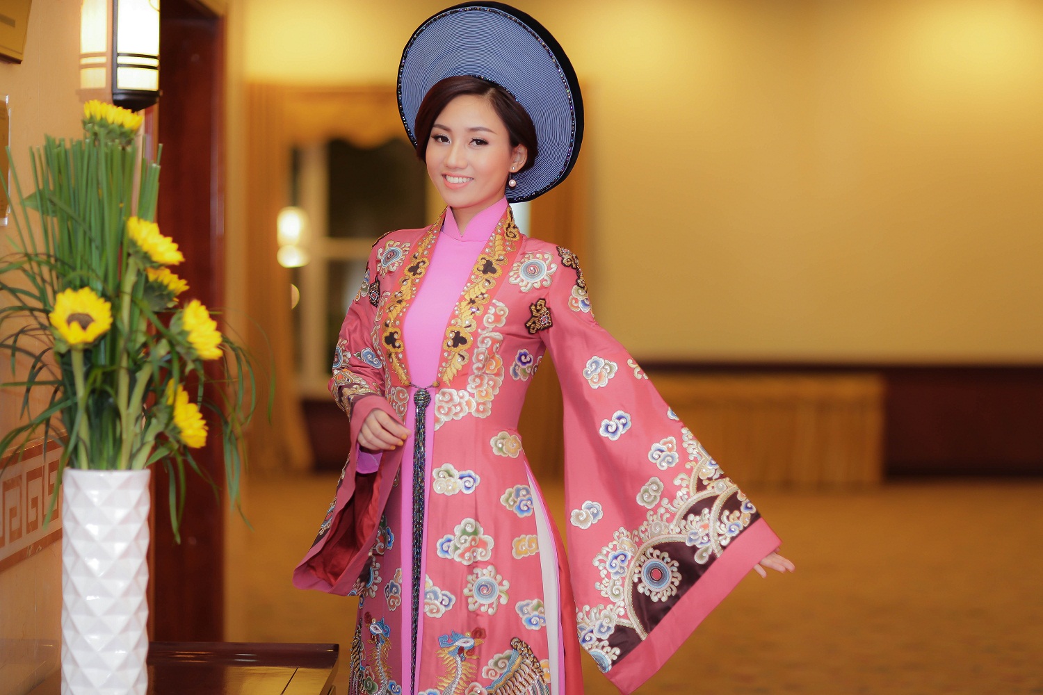 Trà My nổi bật trong tà áo dài của NTK Sỹ Hoàng
