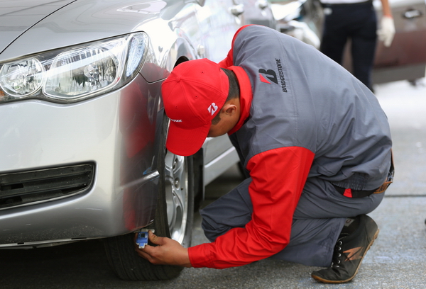 Kỹ thuật viên Bridgestone kiểm tra lốp