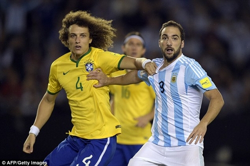 David Luiz (trái) không dám trở lại Paris sau vụ khủng bố!