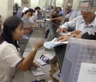 Nhân viên bệnh viện vừa thu viện phí vừa xem phim