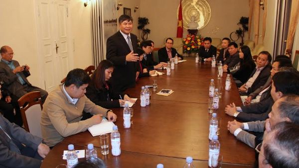 Đại sứ Đoàn Xuân Hưng trong một cuộc gặp với kiều bào