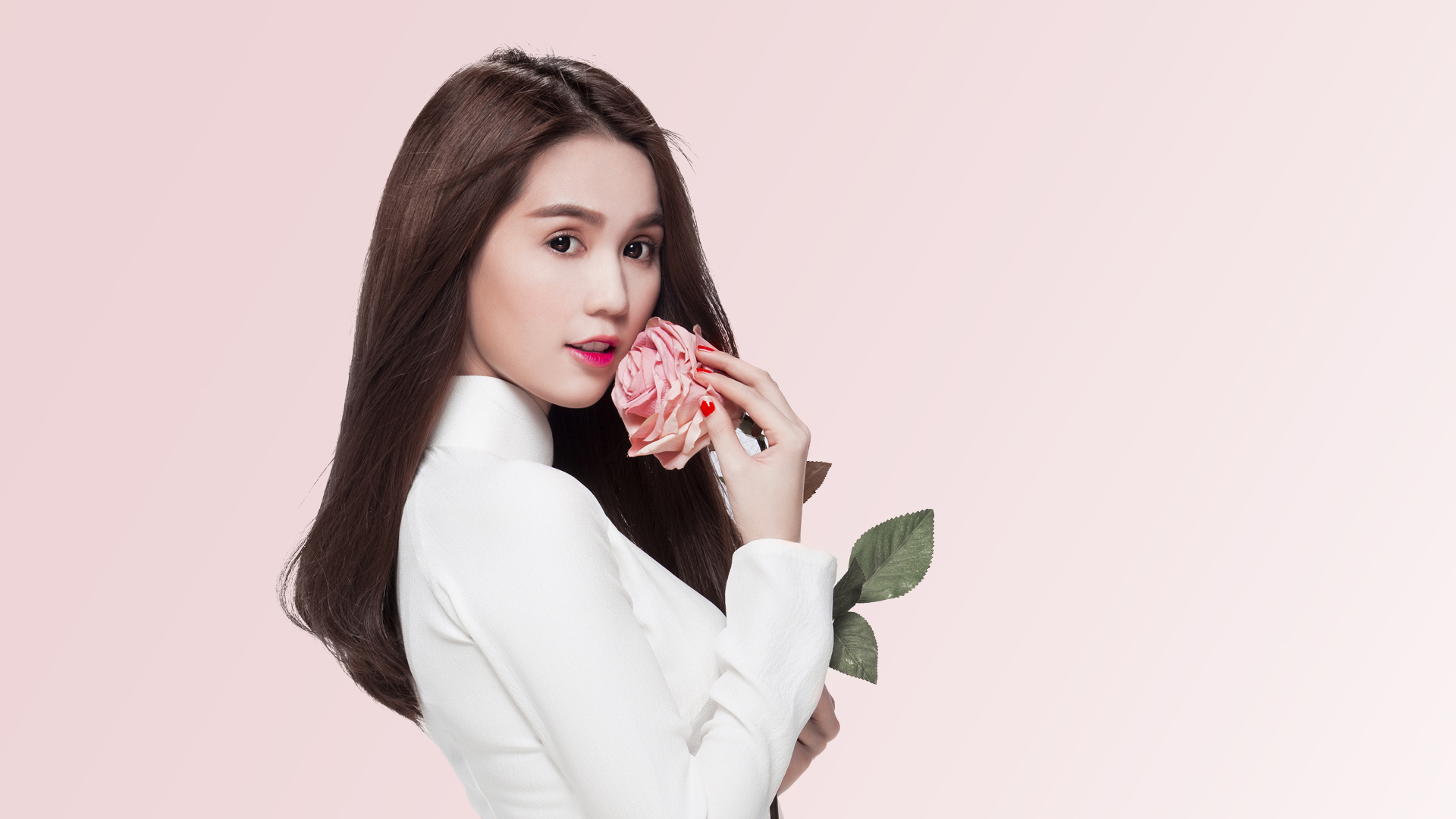Ngọc Trinh thướt tha áo dài trước khi tới Hàn Quốc