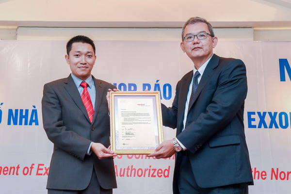 Trao giấy chứng nhận phân phối chính hãng cho đại diện công ty PAN