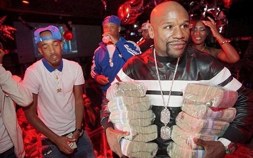 Mayweather khệ nệ bê cả chục cọc tiền đi bar!