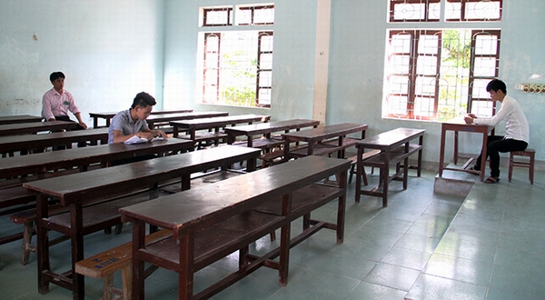 Một phòng thi chỉ có 1 thí sinh thi môn Lịch sử và hai giám thị coi thi tại kỳ thi THPT quốc gia 2015 vừa qua. (Ảnh Tuổi trẻ)