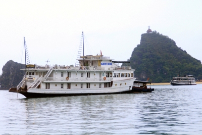 Dừng đóng mới tàu du lịch hoạt động trên Vịnh Hạ Long