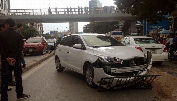 Chiếc ô tô ủi bay một đoạn rào sắt trên dải phân cách.