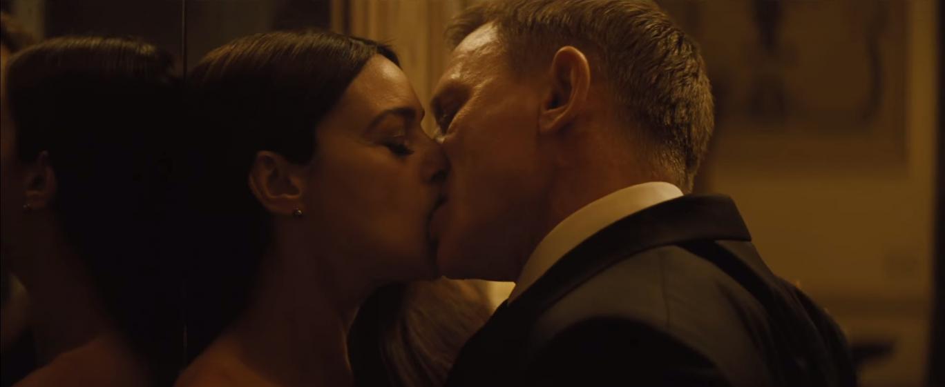 Cảnh nóng giữa Daniel Craig và Monica Belluci bị cắt bỏ ở Ấn Độ