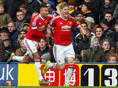 Cầu thủ Watford &quot;đốt lưới nhà&quot;, đưa MU lên đỉnh!