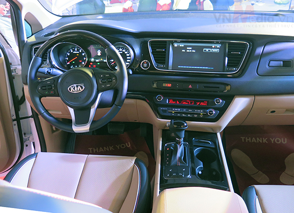 Kia Sedona được bình chọn là 1 trong 10 xe có nội thất tốt nhất 2015
