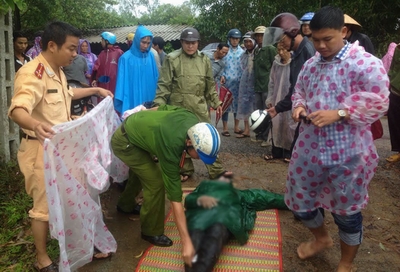 Phó giám đốc ngân hàng chết bất thường giữa đường