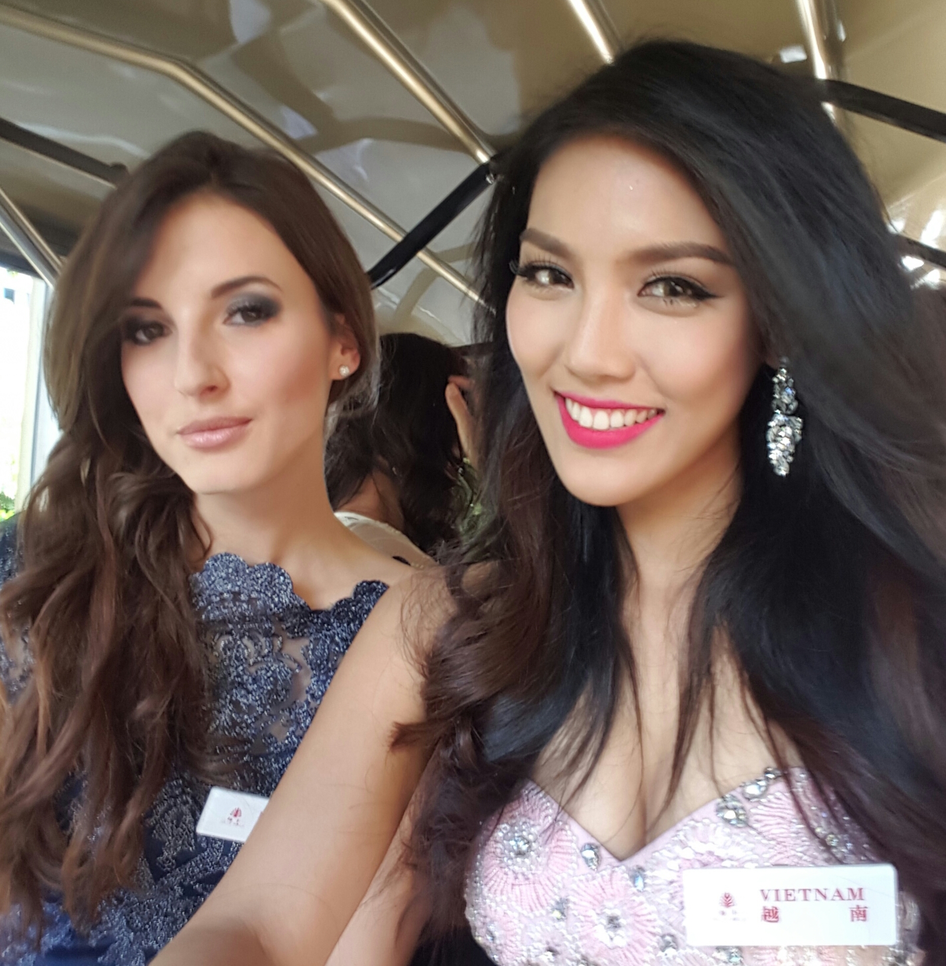 Lan Khuê rạng rỡ nhan sắc bên các thí sinh