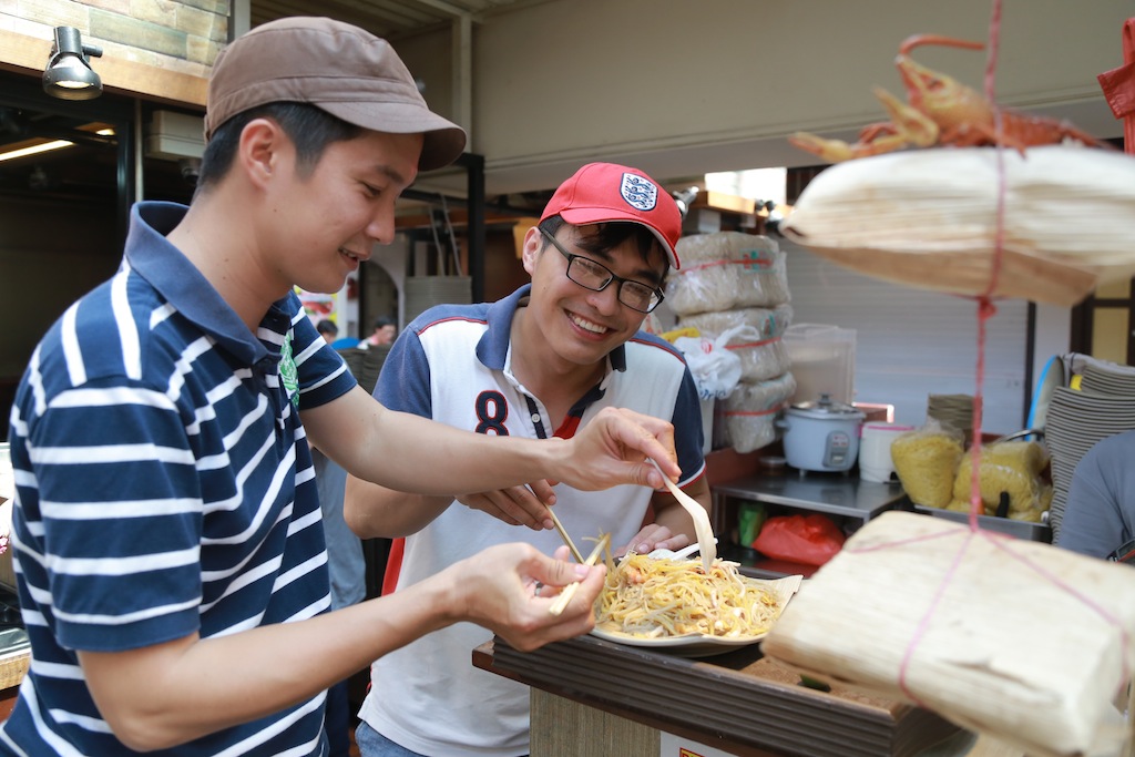 Thanh Cường và Quang Đạt thử các món ăn