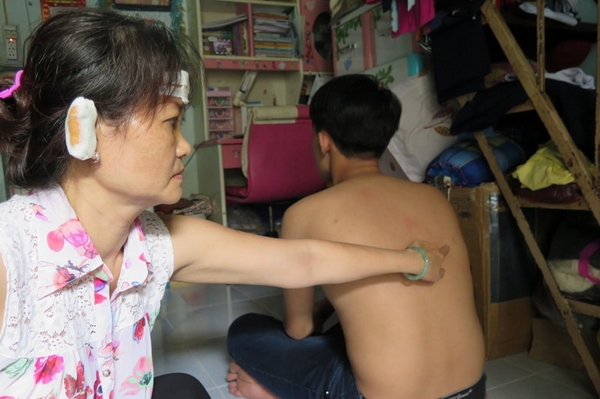 Bà Thảo và con trai Lý Hưng bị tấn công nhiều nhất bởi các đối tượng giấu mặt.