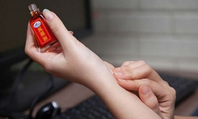 Tác hại đáng sợ khi dùng dầu gió sai cách
