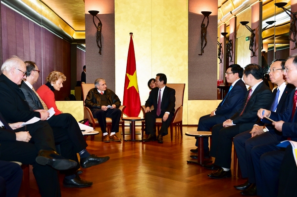 Thủ tướng Nguyễn Tấn Dũng tiếp ông Jean Pierre Archambault, Tổng thư ký Hội hữu nghị Pháp-Việt. Ảnh VGP