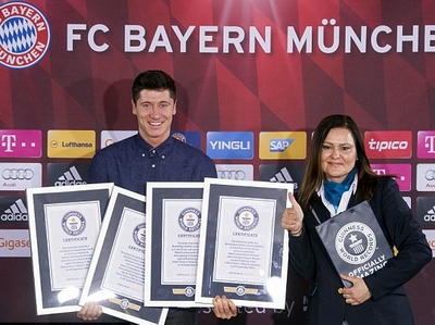 Chân sút Lewandowski nhận liền 4 kỷ lục Guinness!