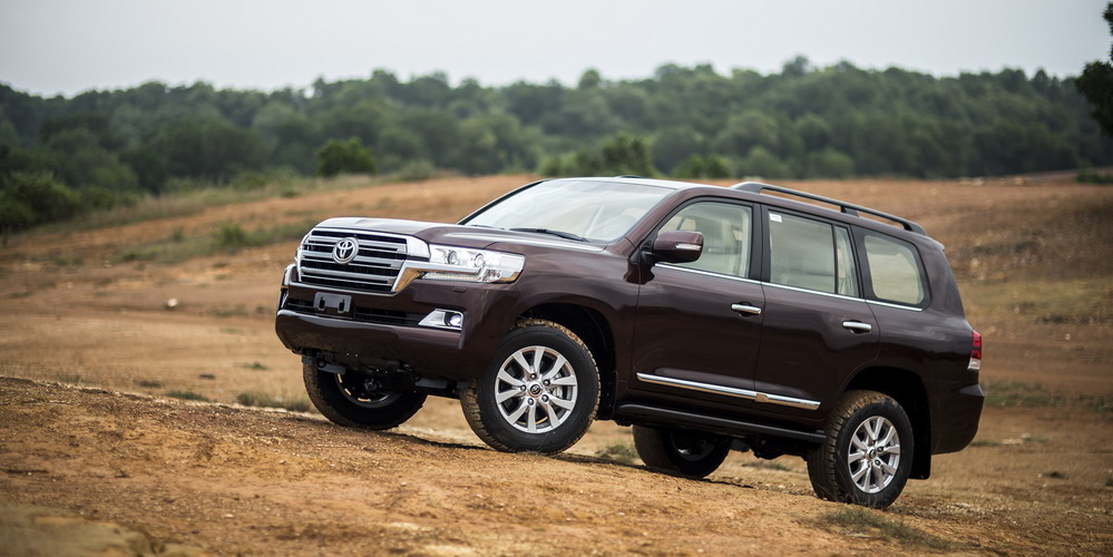 Toyota Land Cruiser 2015 giá 2,825 tỷ