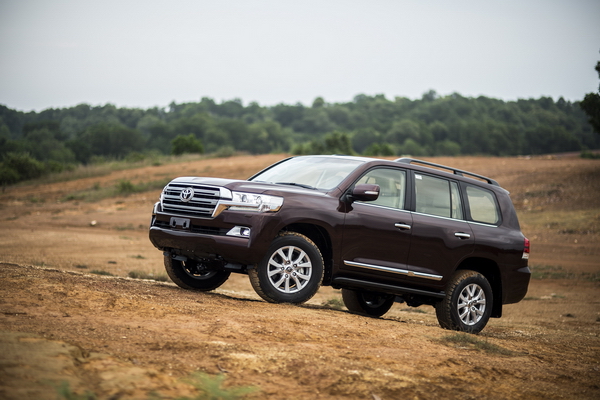 Land Cruiser 2015 có giá 2,825 tỷ đồng