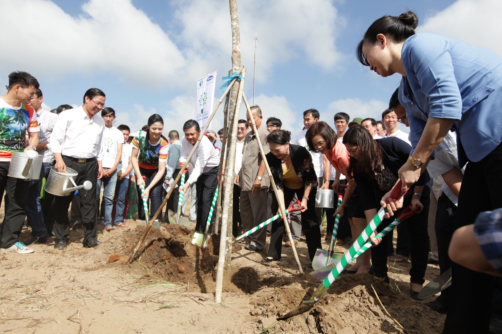 Bà Nguyễn Thị Kim Ngân, Ủy viên Bộ chính trị - Phó chủ tịch Quốc Hội nước CHXHCN Việt Nam và các đại biểu của chương trình Quỹ 1 triệu cây xanh cho Việt Nam cùng trồng cây tại Khu di tích đường Hồ Chí Minh trên biển ở Thạnh Phú, Bến Tre 